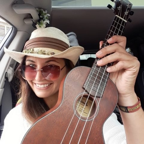Leyla mit Strohhut, Sonnenbrille und ihrer Ukulele